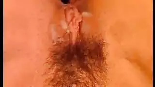 جليسة الأطفال المثيرة تأخذ قضيب رئيسها الصلب في العمل