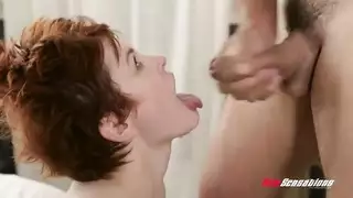 الأخ يضرب فتحتها المبللة