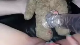 لعب مراهقة بالدسار الزجاجي لأول مرة: كس وردي مبلل تُدمره لعبة