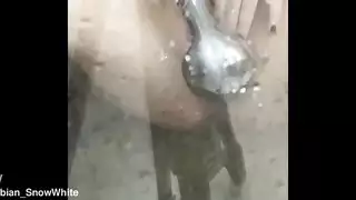 فتاة سعودية مراهقة على كاميرا الويب تظهر كسها المبلل في الحمام
