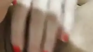 الأم سونجول تفتح شفري كسها لذروة منفردة عميقة