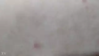 هذه الكلبة المتزوجة تريد ثلاثيًا مع أيرين كبيرين اختر الآن