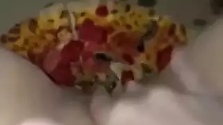 سنو وايت القذرة تصنع بودينغ عصير كس مع الغريب