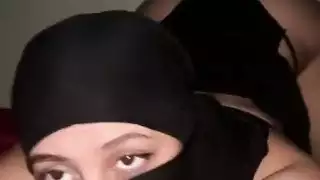 شرموطة محجبة خجولة تفتح ساقيها لزب عميق