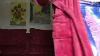 تتأوه الخادمة عندما يمدد قضيب أسود كبير مهبلها الضيق