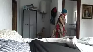 خادمة تتلقى زب أسود ضخم من جندي أمريكي