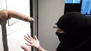 زوجة عربية خاضعة تعبد زب وحش ضخم غير مقصوص