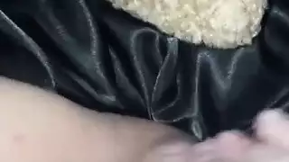 منحنية على المكتب وهو يدك مؤخرتي