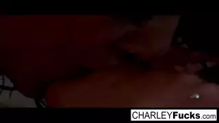 تشارلي ونيكي تايلور: ثلاثي ساخن في الحمام ظهراً