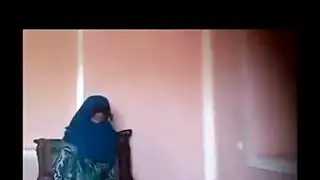 امرأة أفغانية ناضجة تأخذ عضو ذكري قوي في لقاء سري