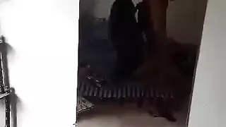 فم عربية شابة يلتف حول قضيب دبي المنتصب