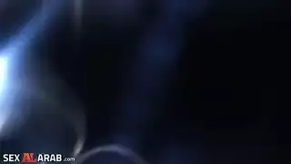 نيك في الحمام: أم تثير ابنها النائم