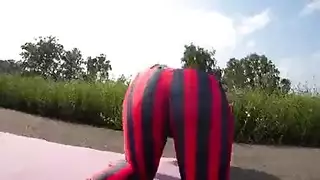 شريط جنسي على الرصيف: يمارس الجنس مع صديقته في ممر عام