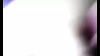 بنت تلعب ببزازها