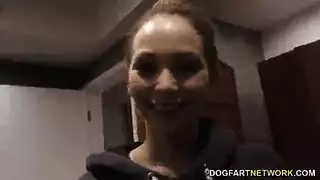 ممارسة ثلاثية مفاجئة مع جميلة سمراء