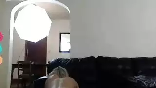 فتاة شقراء تأخذ قذفًا بعد جلسة جنس مكثفة على الإنترنت