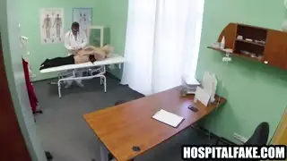 مهبل ينبض بينما أبلغ ذروة شديدة من تحفيز الهزاز