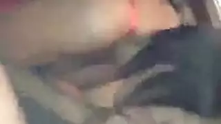 يغطي اعينها ويتبادل