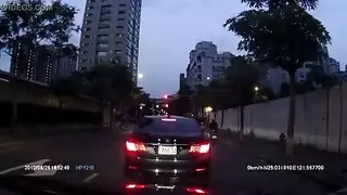 فتاة كاميرا وقحة تستمني على الأريكة في بث إباحي
