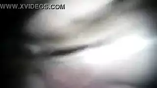 فتاة سمراء ممتلئة تئن أثناء وضعية الكلب