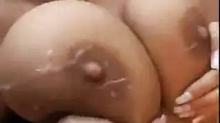 شاب يأخذ أم صديقه الفاجرة وينزل على ثدييها الضخمين
