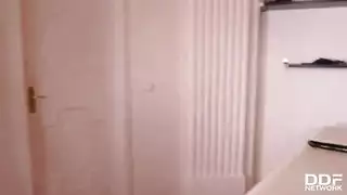 جنس جماعي في المستشفى: طبيب يمارس الجنس مع الممرضة الفاجرة ومراهقة في كل فتحة