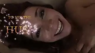 فتاة جامعية أمريكية تمص قضيبًا أسودًا كبيرًا ثم تركبه بقوة حتى النشوة المتبادلة