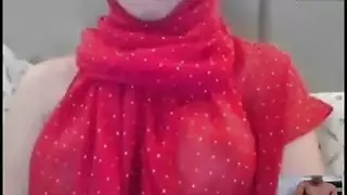 محجبة مثيرة في عرض إباحي حصري: استمناء ووصول صريح للذروة
