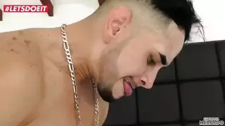 ربة منزل ذات صدر كبير تأخذ منزلها إلى السرير لجنس xxx جامح