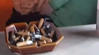فتاة صغيرة تستمني بكسيها المبلل في البرية