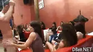 شاب قوي البنية يخلع ملابسه ويبرز عضوه السميك لسيدات مستثارات