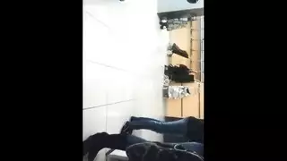 عربية تأخذ قضيبين في حمام عصري