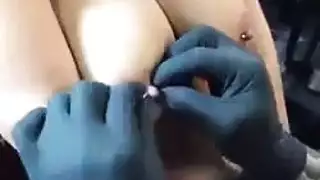 جوهرة صغيرة تنتظر على فراش السرير
