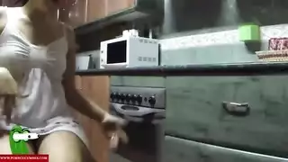 إباحي شرج لمطلقة وحيدة في المطبخ