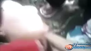 ممارسة عربية جماعية في الهواء الطلق: حفلة جامحة في المزرعة بتصوير خاص
