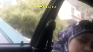 يدمر فتحة عاهرة محجبة الضيقة بيده داخل السيارة