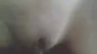 عاهرة صغيرة تلعق فرجها ثم يهاجمها قضيب كبير
