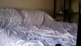 دردشة فيديو إباحية: عاهرة إيطالية ساخنة تداعب بظرها وثدييها، والشريك يستمني لختام كريمي