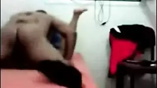 رجل عربي ممتلئ يحصل على خدمة قضيبه السمين بقوة