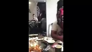 سكس هندي العمة الميلفاية الساخنة تركب على زب صديق زوجها النياك في الصباح بينما زوجها يصورها