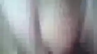 فتاة عربية منحنية تعطي مصة ثم تأخذ شرج في فيلم إباحي