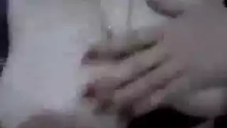 حركة صريحة بالثديين: صورة إباحية ذاتية لعاهرة وحيدة