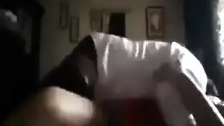 الجارة تُحاصر وتُمارس معها الجنس بقوة في غرفة المعيشة