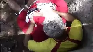 سكس عربي جامعي و جامعية يمارسون السكس في متنزه عام تحت شجرة