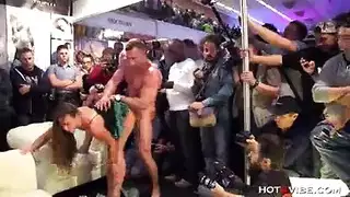 عرض إباحي مباشر: كس يلحس وينيك أمام الجمهور