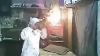 المطلقة المحجبة تتعرض لتدمير مهبلها من قبل البواب الشهواني