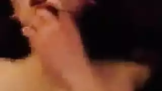 جارة مثيرة تلعق فرجها بينما يتمتع هو بمص عميق لقضيبه