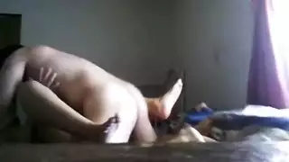 بنت تنتنك ع الصوفاي من الخلف وتهز هز
