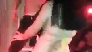ثلاثي شيطاني مع حلوات صينيات في سراويل احتفالية