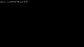 شاب عسكري يضرب حوض الاستحمام في فيلم إباحي فردي مكثف على السرير